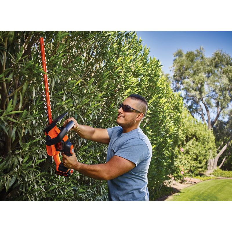Black &amp; Decker 20V MAX PowerCut 22 In. Cordless Hedge Trimmer 3/4 In., 1.5A, 22 In.