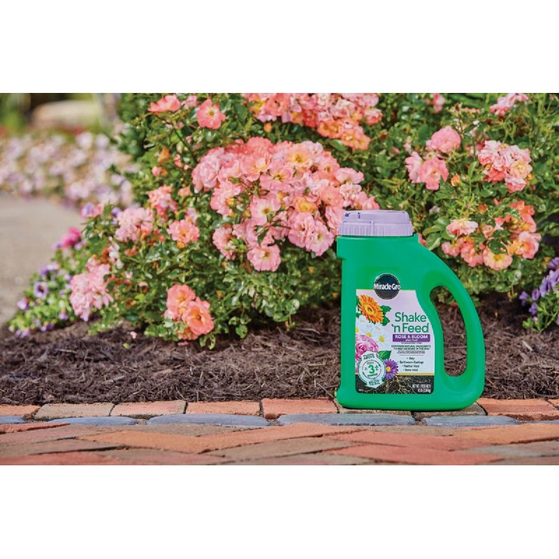 Miracle-Gro Shake &#039;n Feed Rose &amp; Bloom Booster Dry Plant Food 4.5 Lb.